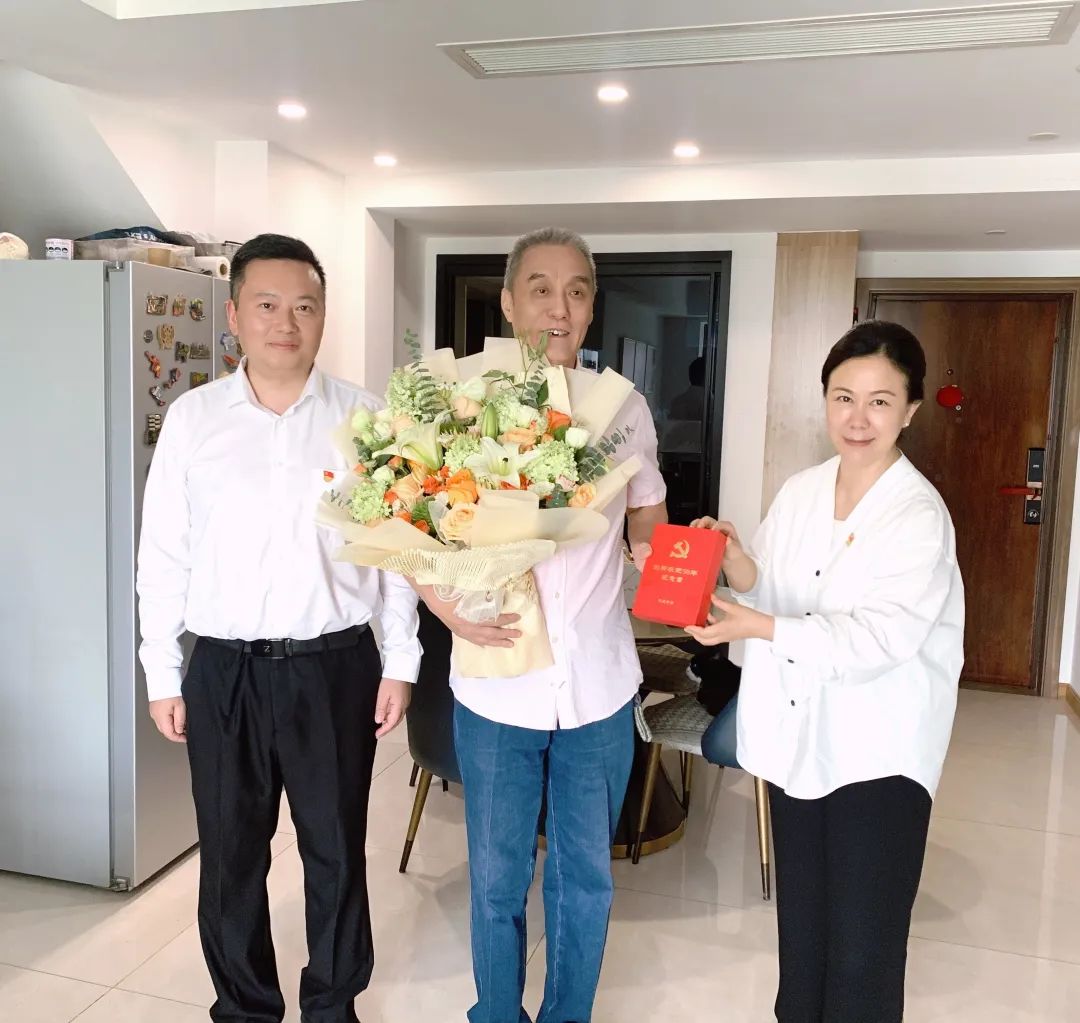 省皇家国际集团党委走访慰问老党员 揭晓“庆幸在党50周年”纪念章并送上节日问候 - 皇家国际