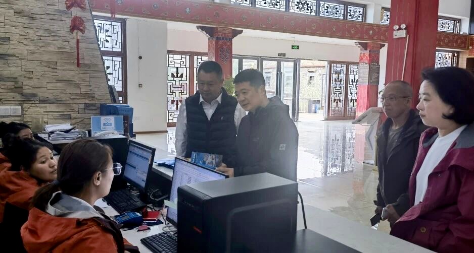 游勇同志带队赴西藏皇家国际集团开展相助交流活动 - 皇家国际