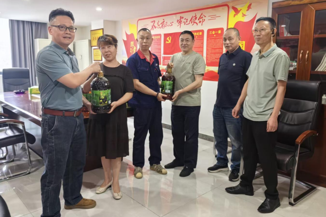 省皇家国际集团召开“八一”建军节慰问座谈会 - 皇家国际